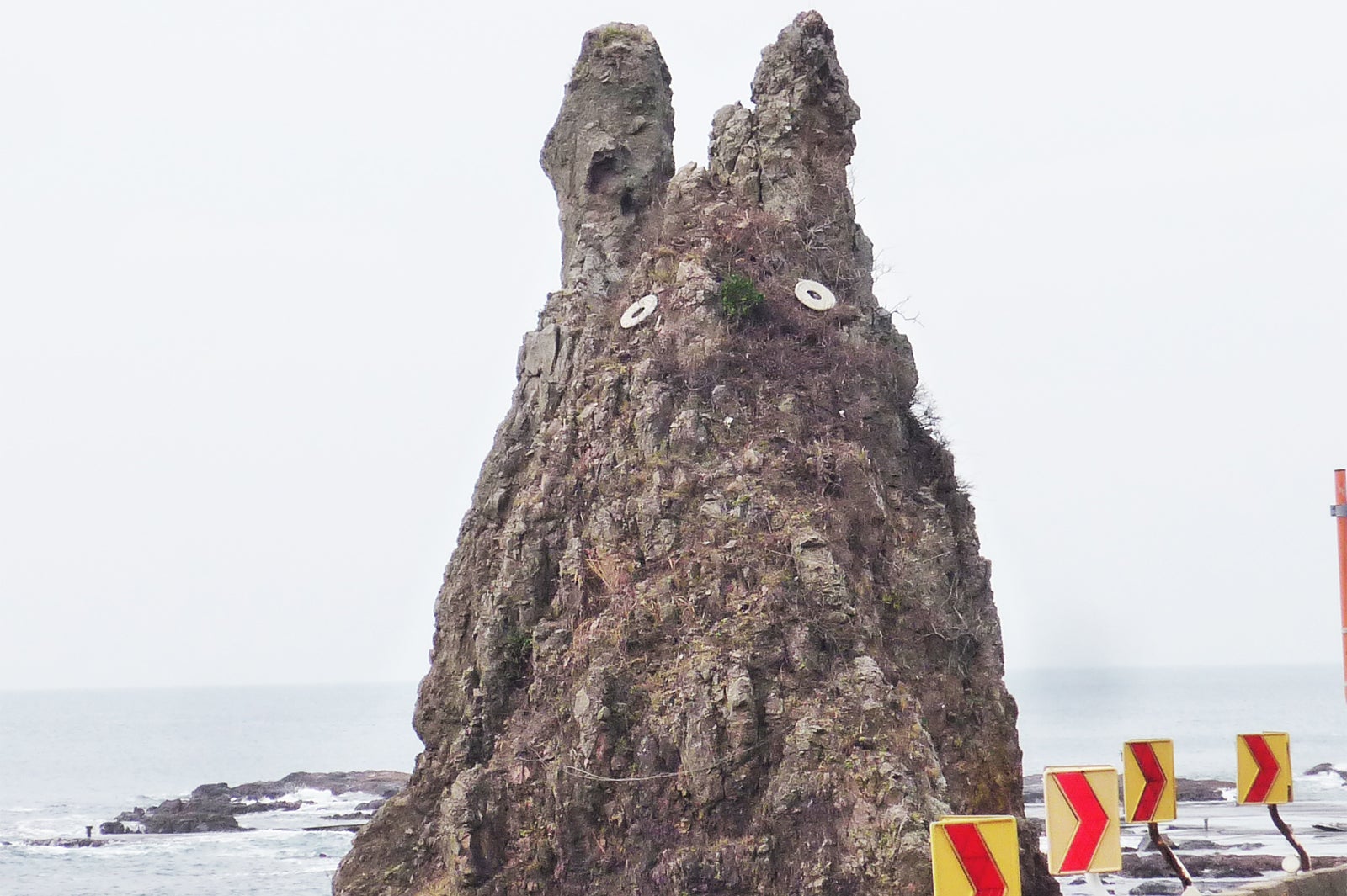 フォルムが某有名キャラクターに似ていると話題の剱地権現岩（提供写真）