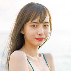 モデルプレス - 井桁弘恵、白肌輝くビキニ姿披露 初のカレンダー発表