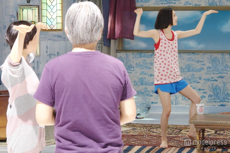 水原希子／ICEカップヌードル新CM「氷入れすぎた」篇メイキングカットより