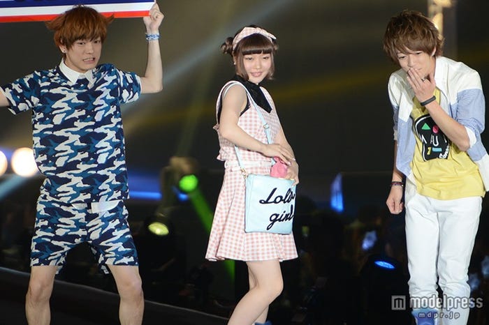 3人めがけて歓声が鳴り響いた(左より)こんどうようぢ、古関れん、大倉士門