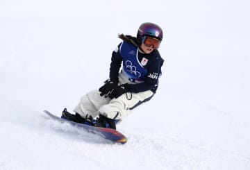 村瀬心椛は2冠ならず涙の銅メダル 3回目に圧巻の滑りも深田茉莉を逆転できず 金の深田を抱擁 五輪史上スノボ女子スロープスタイル