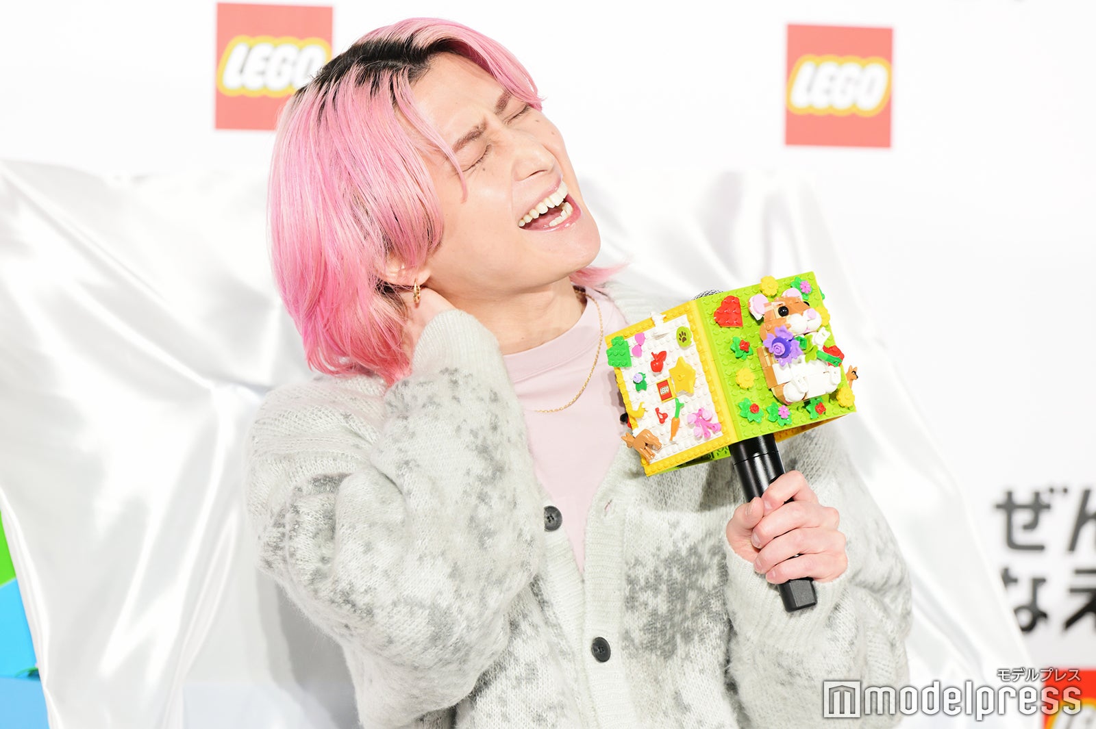 レゴ（R）オリジナルマイクを持つ佐久間大介（C）モデルプレス