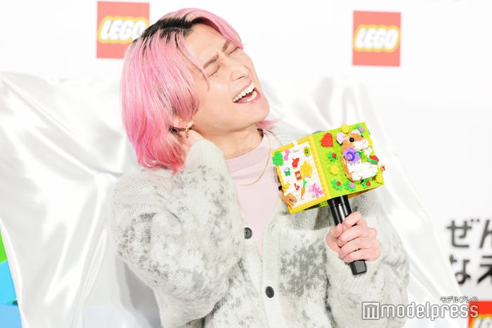 レゴ(R)オリジナルマイクを持つ佐久間大介(C)モデルプレス
