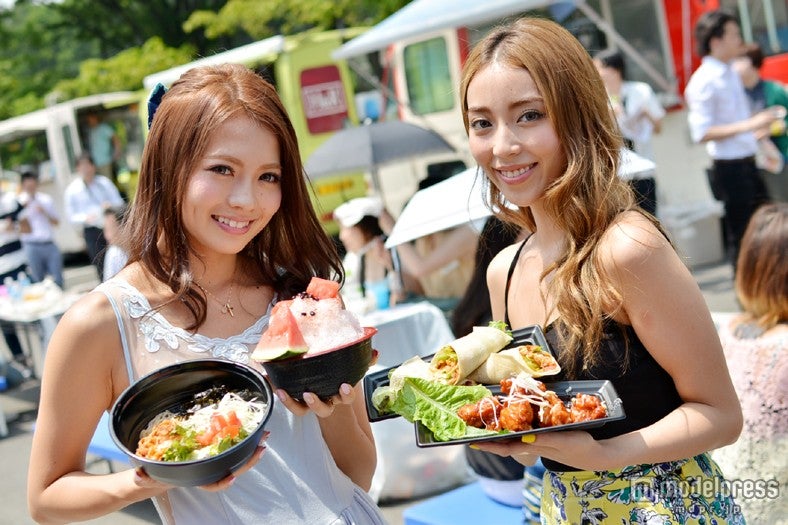 ピリ辛フードが揃う「韓々DELI」／モデル：鈴木あや（左）、細井宏美（右）