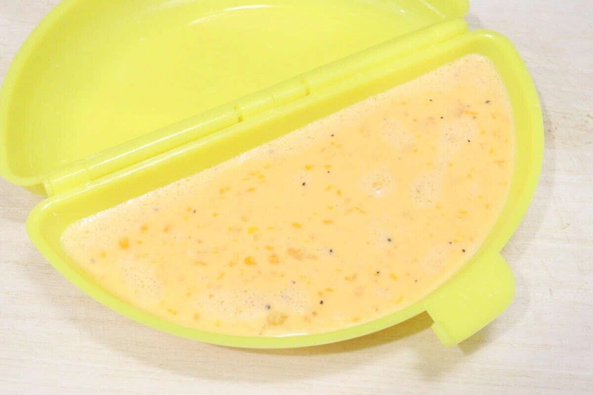 レンジで簡単オムレツ調理器に溶き卵と具材を入れた状態 レンジで簡単オムレツ調理器に溶き卵と具材を入れた状態