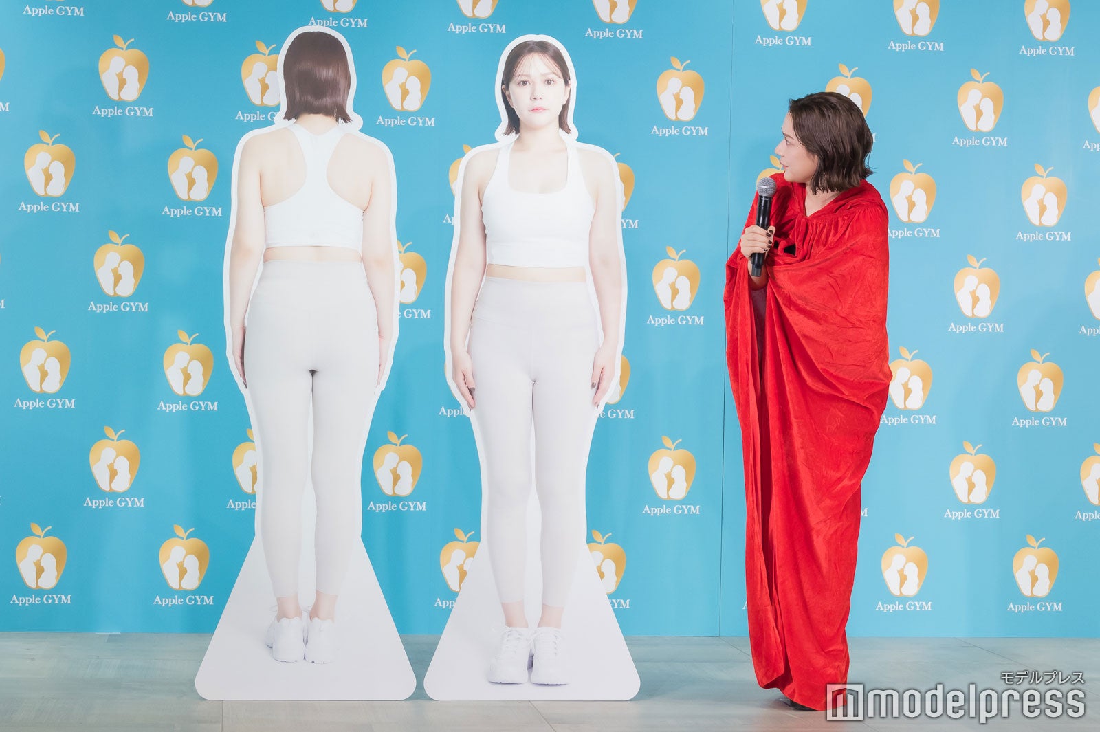 3か月前の自身のパネルを見つめる村重杏奈（C）モデルプレス