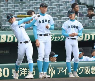 1回戦で負傷の山梨学院・菰田はベンチ 練習前は練習補助を務める左手首に包帯 2年生左腕の渡部が2試合連続で先発