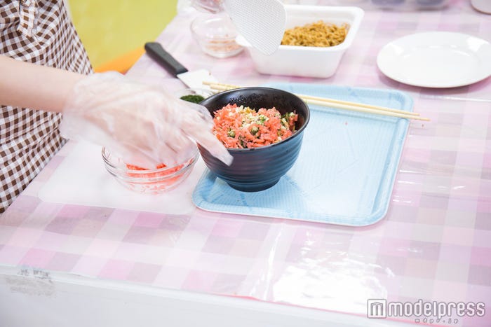 材料を全て混ぜる(C)モデルプレス