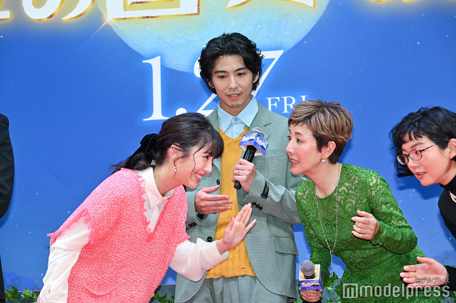 浜辺美波、賀来賢人、戸田恵子（C）モデルプレス