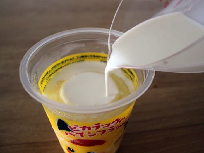 カップをよくもんでから、牛乳を入れるのがおいしく作るポイント