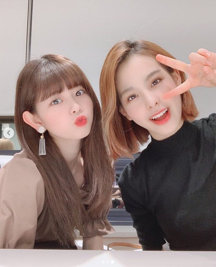 NiziU・MAKO＆RIKU、仲良し2ショットに反響 “写り込み”にも注目集まる