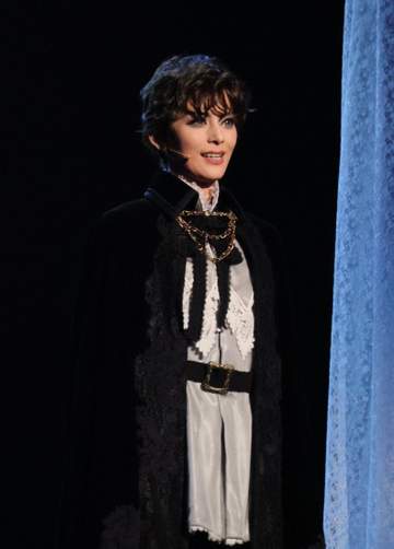宝塚 雪組「ポーの一族」新トップコンビお披露目 朝美絢が永遠の美少年役で耽美な魅力