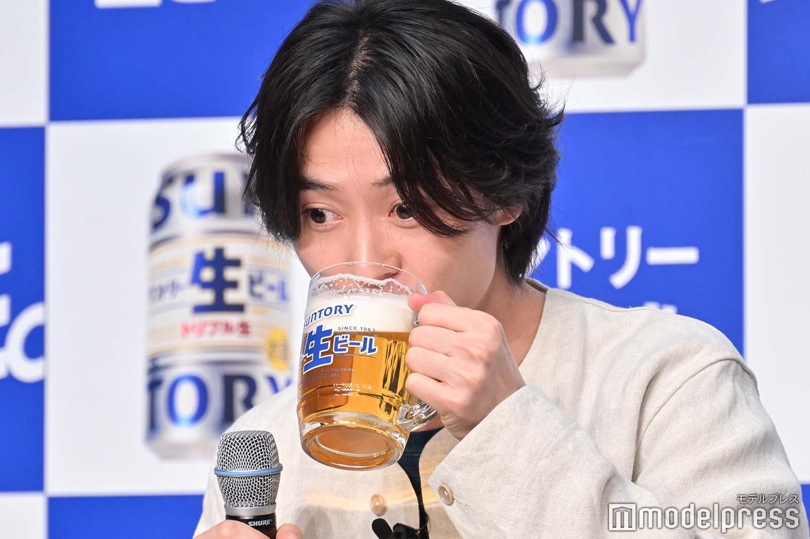 ビールを飲む山崎賢人（C）モデルプレス