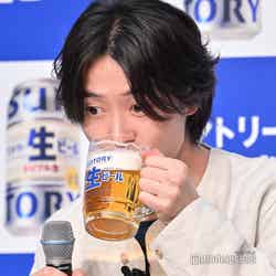 ビールを飲む山崎賢人（C）モデルプレス