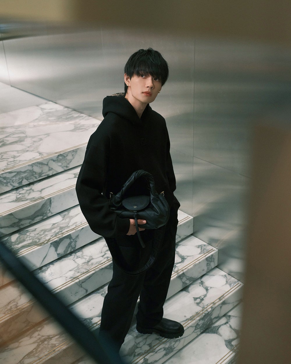 M!LK佐野勇斗、洗練されたスタイル披露「フェンディ」ブラック