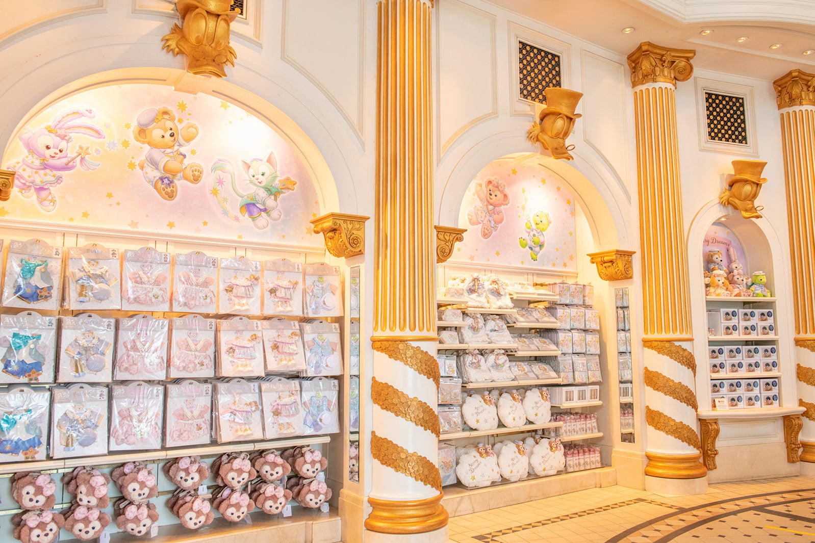 グッズ陳列の様子（C）Disney