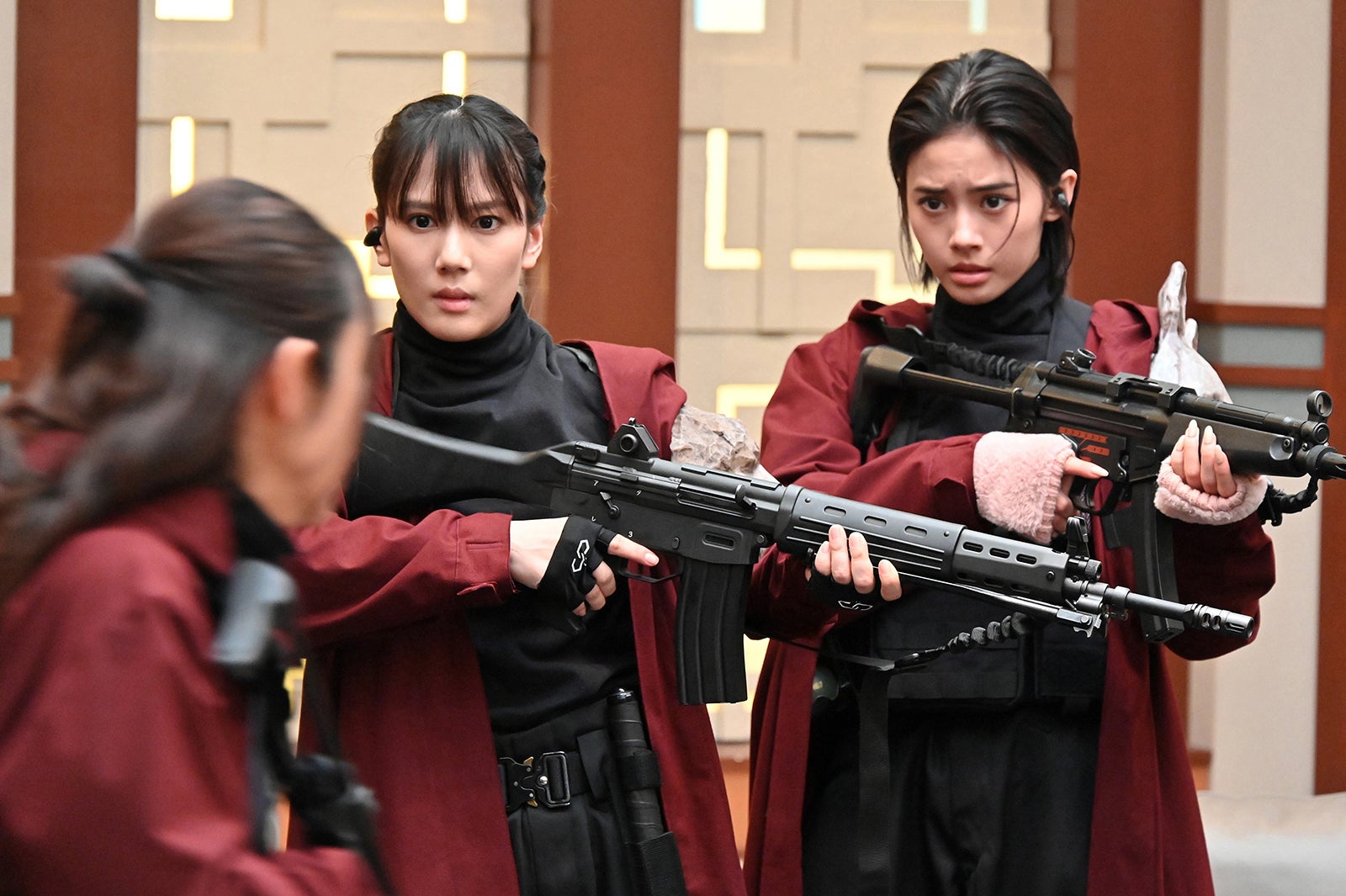 山本千尋、安斉星来「新空港占拠」第9話より（C）日本テレビ