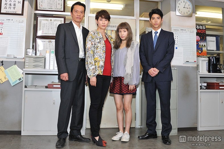 （左から）遠藤憲一、水野美紀、仲里依紗、賀来賢人