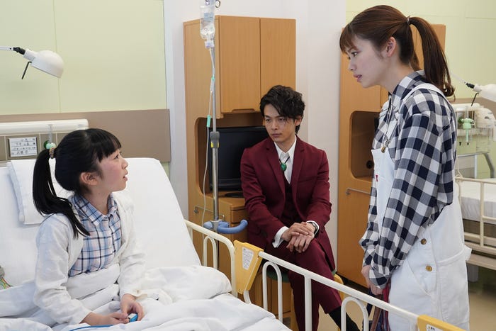 横溝菜帆、中村倫也、小芝風花/「美食探偵 明智五郎」第5話より(C)日本テレビ