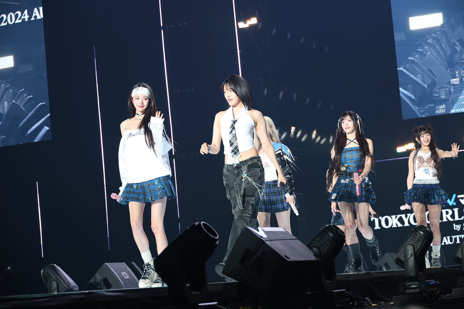 ランウェイを歩くIVE（C）マイナビ TOKYO GIRLS COLLECTION 2024 AUTUMN／WINTER