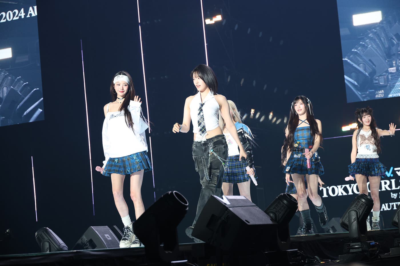 ランウェイを歩くIVE(C)マイナビ TOKYO GIRLS COLLECTION 2024 AUTUMN/WINTER