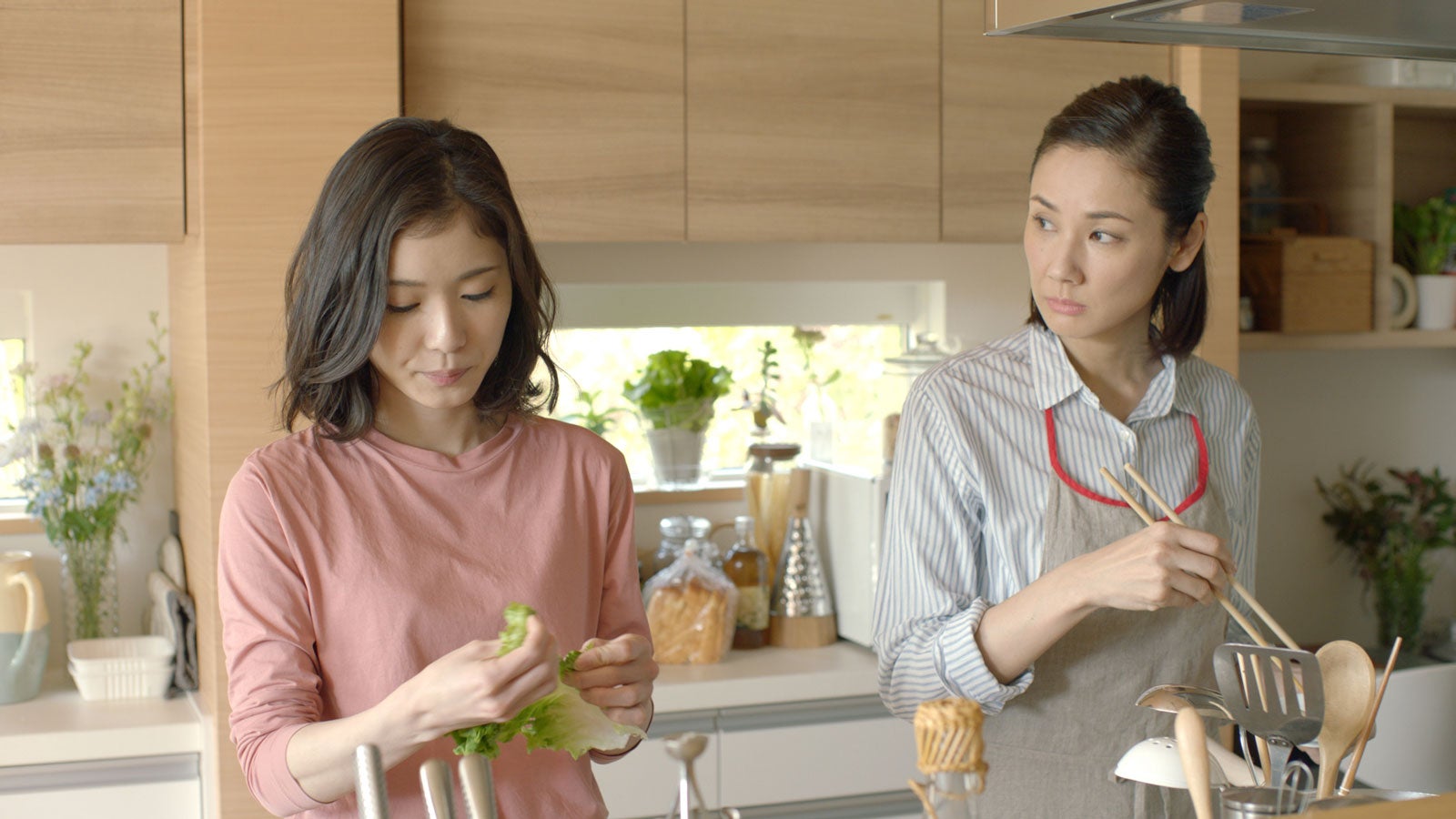 松岡茉優の「おいひい」が可愛すぎる！吉田羊とガールズトークも