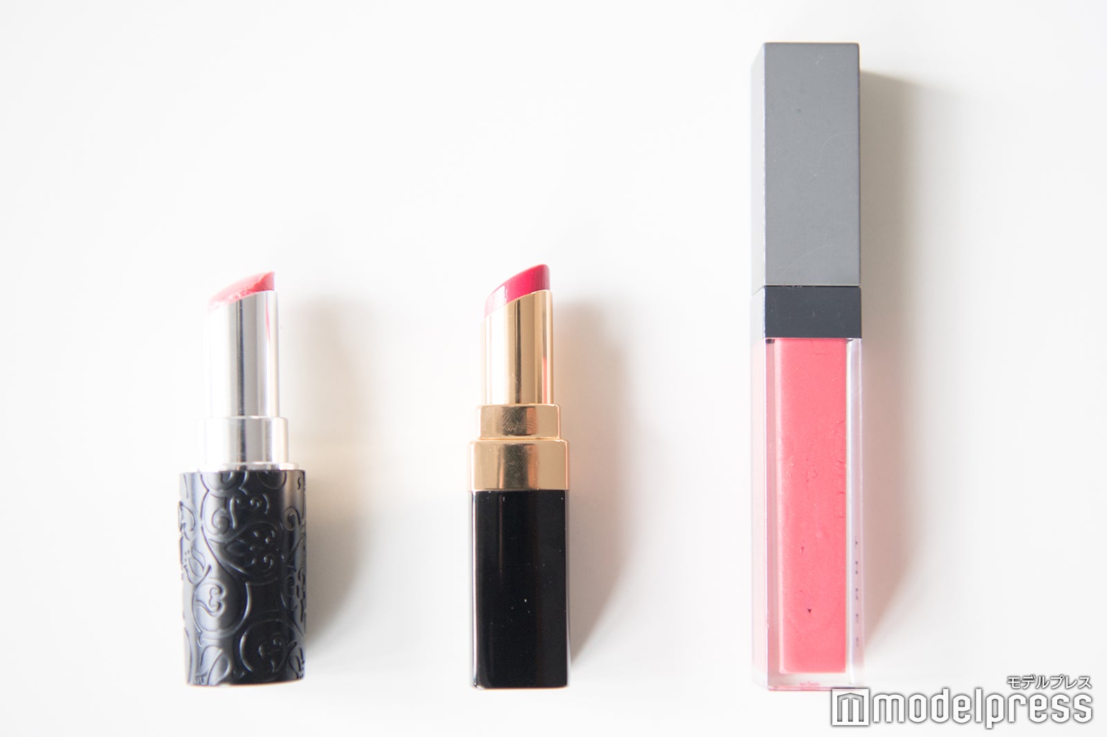 三上真奈アナウンサーポーチの中身は…（C）モデルプレス