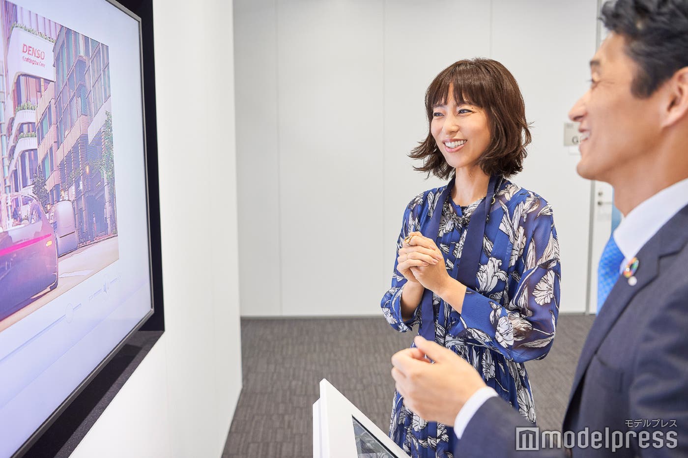 あまりの進歩に驚く小泉里子(C)モデルプレス