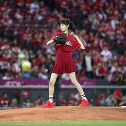 モデルプレス - 高橋ひかる、ミニスカで美脚披露 初始球式ノーバンならず
