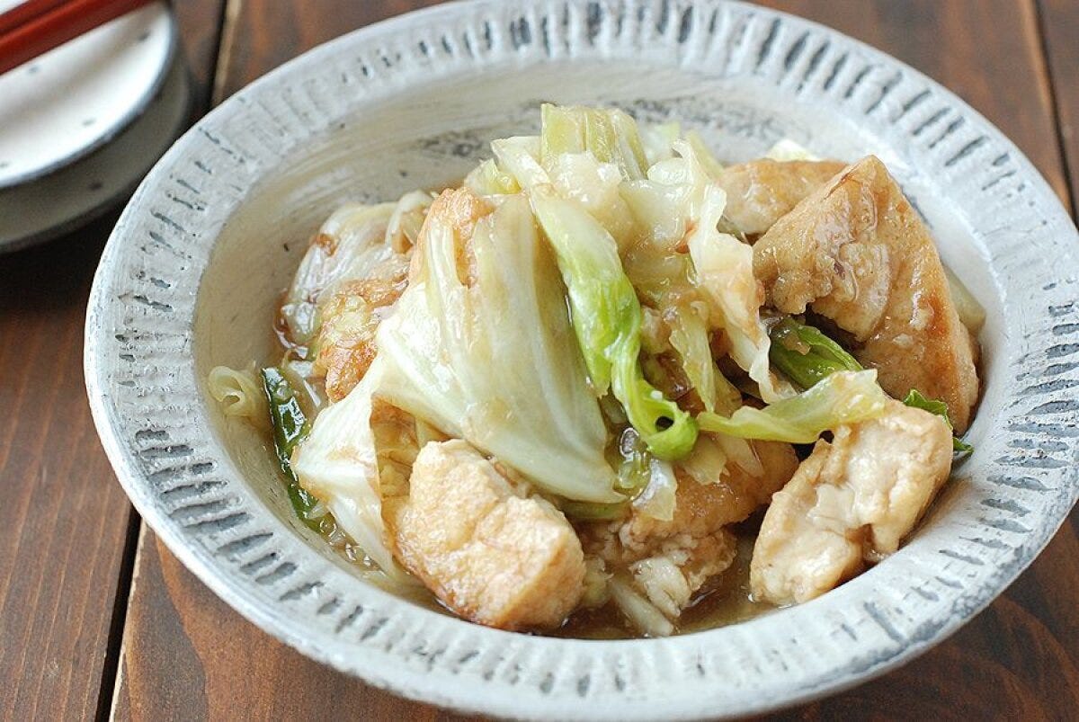 完成したキャベツと厚揚げのうま煮が盛り付けられた器