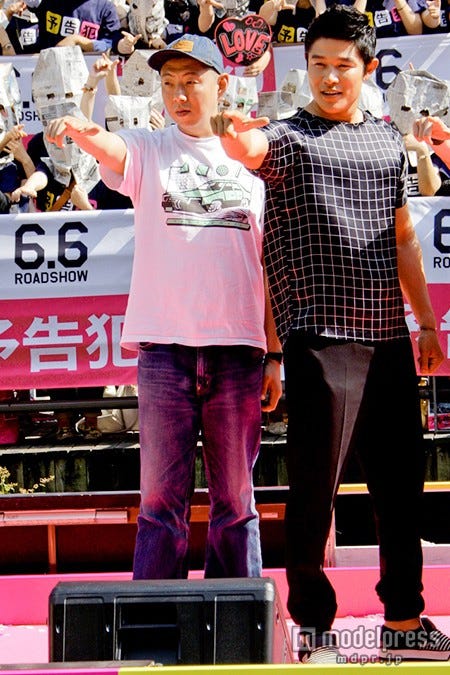 (左から)荒川良々、鈴木亮平