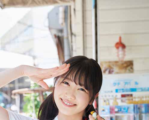日向坂46丹生明里、オーバーオールで街歩き姿が可愛い 1st写真集新カット解禁