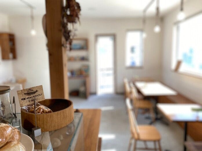 柔らかい朝の光が気持ちよく差し込む店内。カフェの一角には松島さんの集めた素敵な絵本のコーナーも
