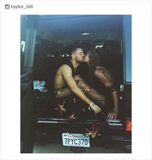 テイラー ヒル 恋人との 車内キス ショット公開 ロマンティック と反響 モデルプレス テイラー ヒル 恋人との 車内キス ショット公開 ロマンティック と反響 モデルプレス