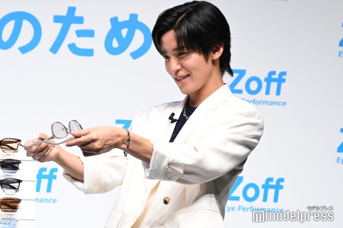 サングラス選びに夢中になる目黒蓮(C)モデルプレス