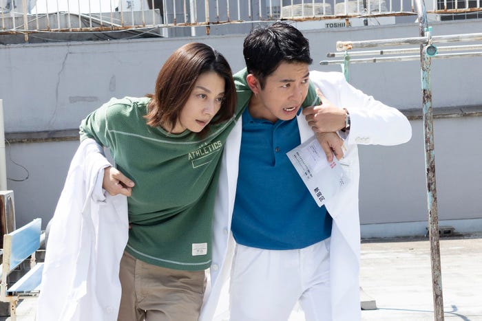 小池栄子、仲野太賀「新宿野戦病院」最終話より(C)フジテレビ