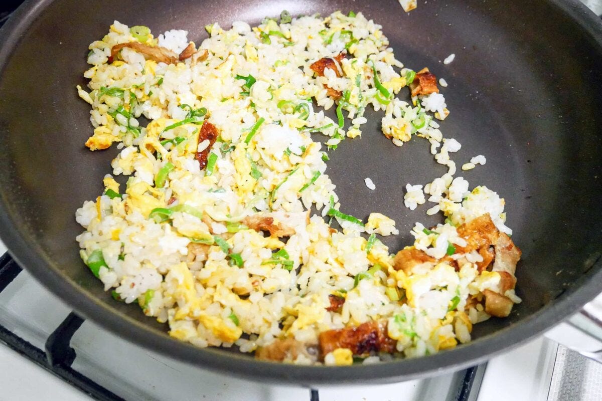 ねぎ塩レモン香る鶏皮パリパリチャーハン