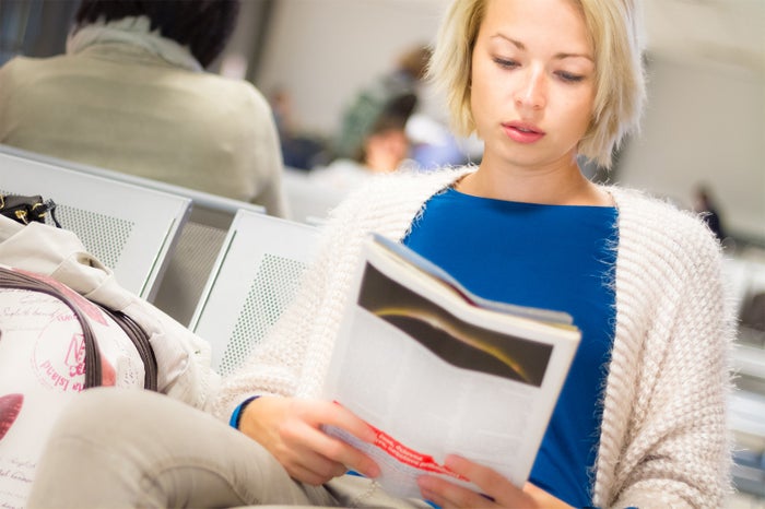 【2020年】東京の商業施設の開始日まとめ（Photo by Woman reading a magazine while waiting.）