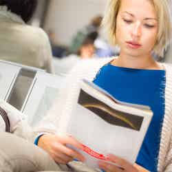 【2020年】東京の商業施設の開始日まとめ(Photo by Woman reading a magazine while waiting.)