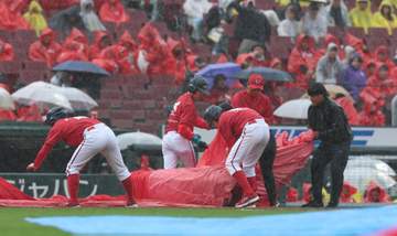 阪神がコールド負けの危機を回避 強烈な雨で中断から試合再開に向けて整備スタート→選手たちもグラウンドに出て準備