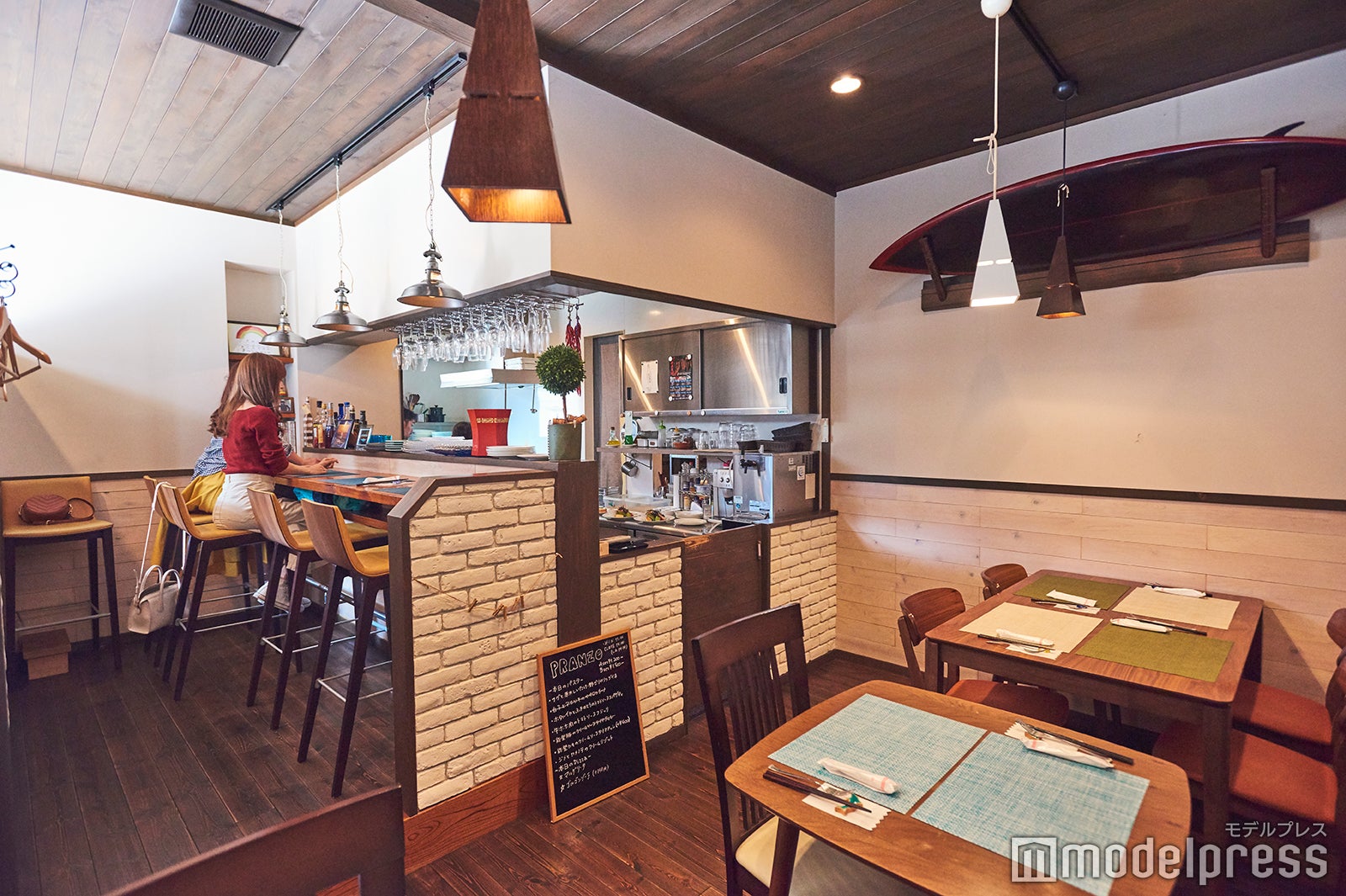 海を感じさせるキュートな「オリゾンテ」の店内（C）モデルプレス