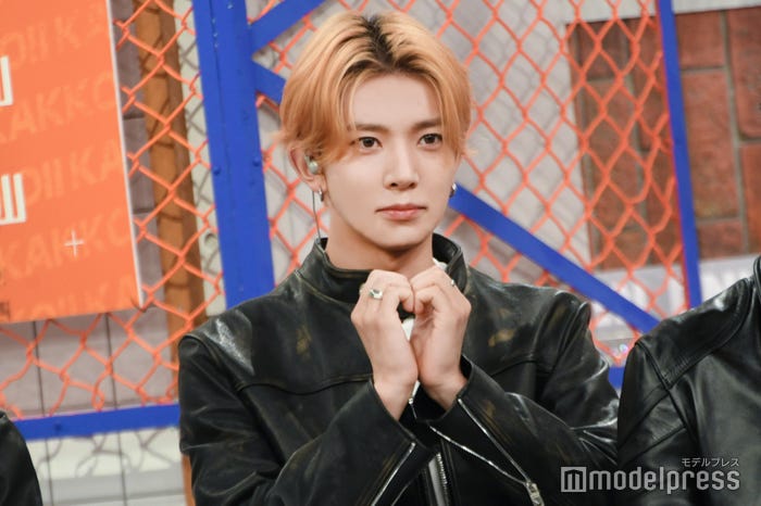 ハートポーズで自己紹介するHEESEUNG(ヒスン)(C)モデルプレス