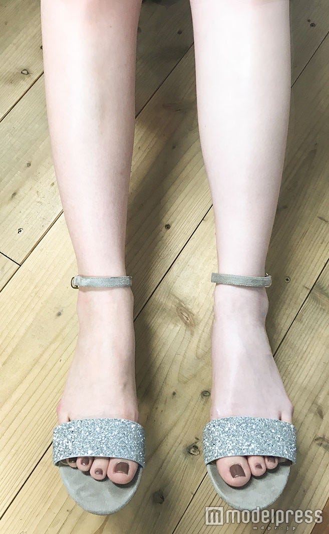 画像左・素足/画像右・「パラソーラ イルミスキン UVエッセンス」使用(C)モデルプレス