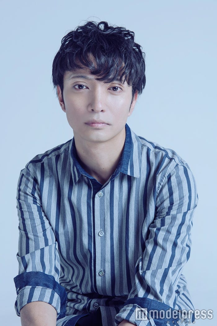 脚本、演出ほか俳優としても出演する粟島瑞丸