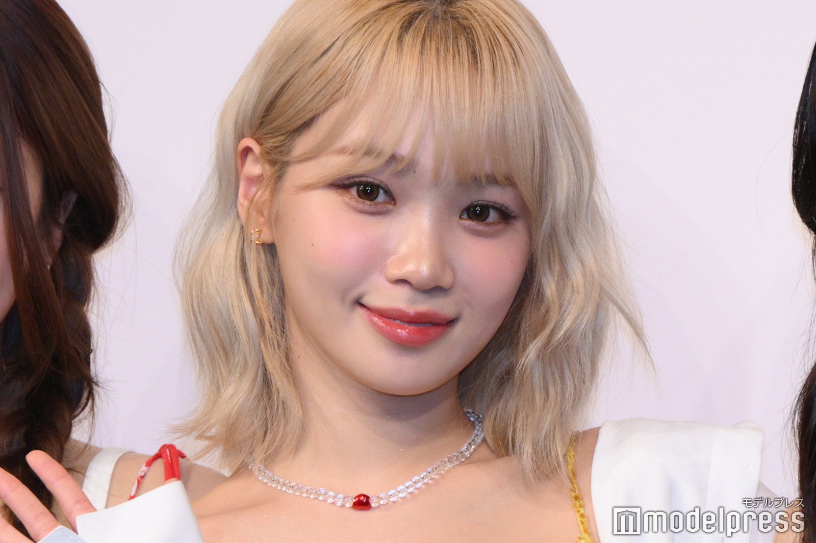 LE SSERAFIMチェウォン、オン眉×金髪ロング姿でイメージガラリ