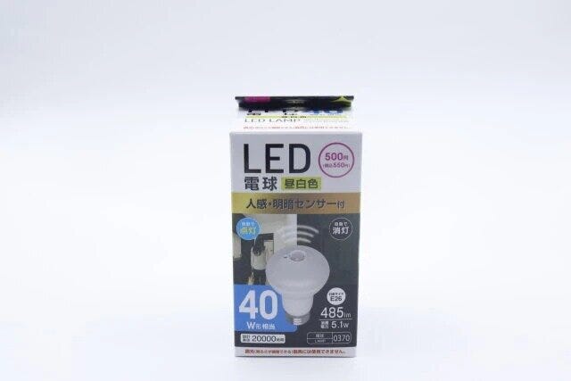 ダイソーのLED電球人感センサー付き（40W形相当、昼白色）のパッケージ