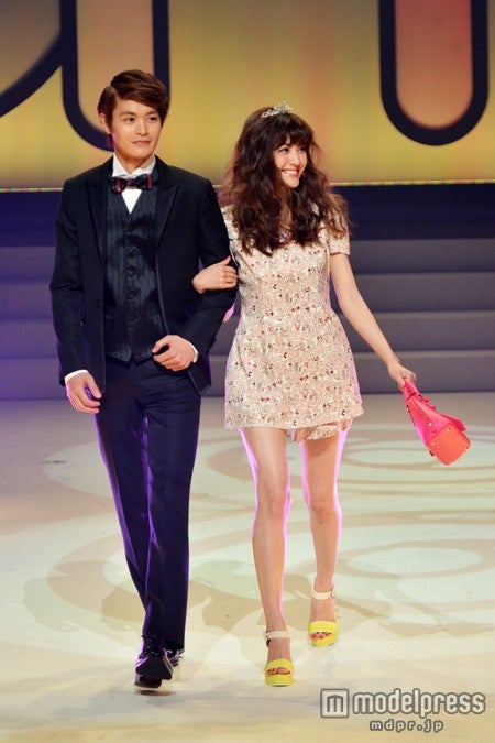 （左より）瀬戸康史、佐藤ありさ