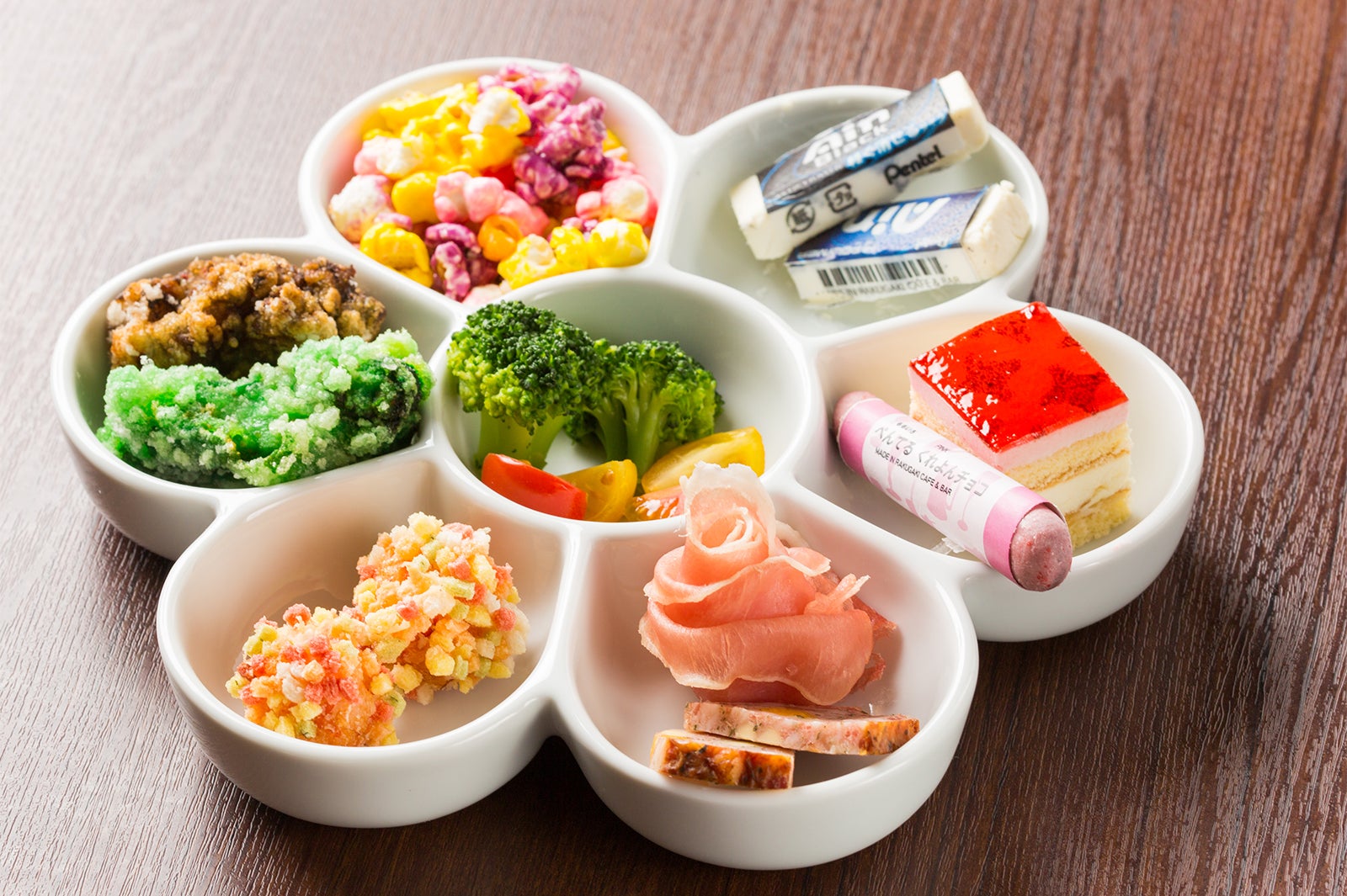 カラフルおつまみセット／画像提供：GINZA RAKUGAKI Cafe＆Bar by Pentel