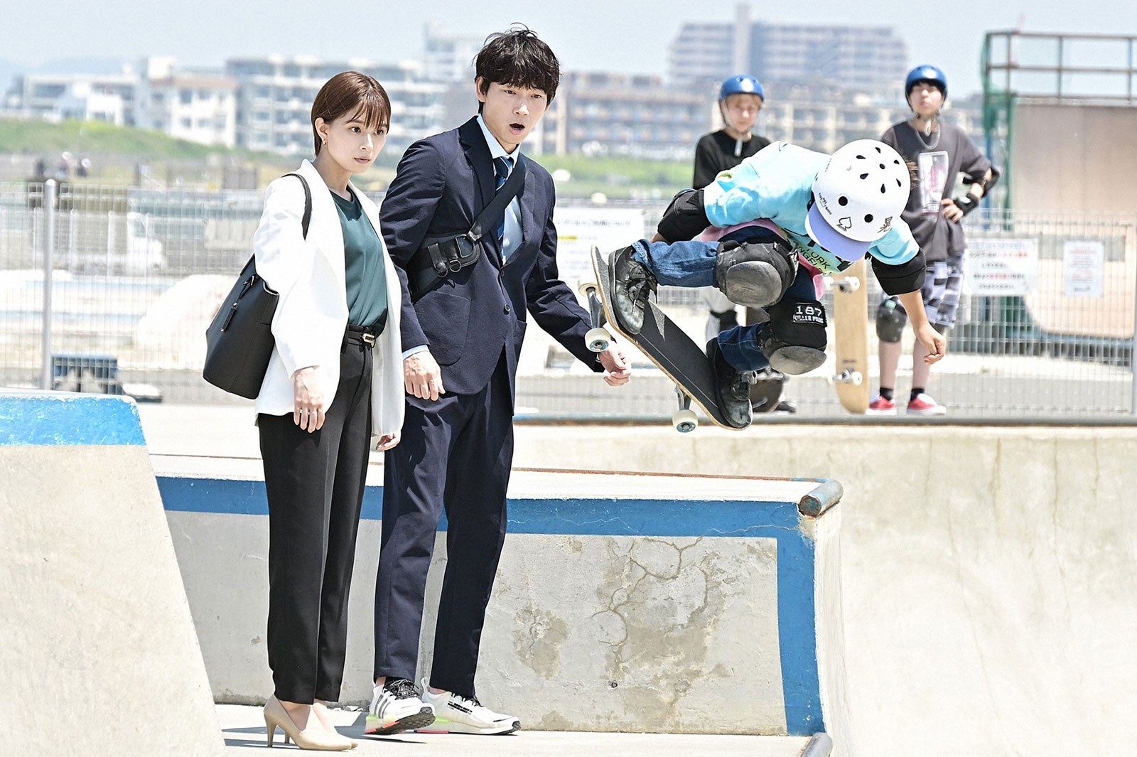 （左から）芳根京子、綾野剛、佐竹晃／「オールドルーキー」第2話より（C）TBS