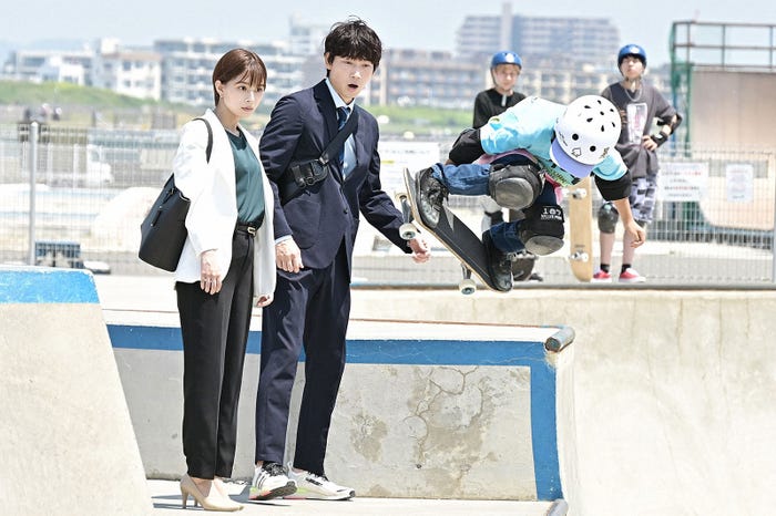 (左から)芳根京子、綾野剛、佐竹晃/「オールドルーキー」第2話より(C)TBS